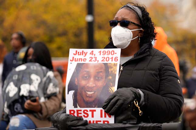 Jay Anderson Jr.’s mother, Linda Anderson, holds a sign on Oct. 29, 2020, during a rally in Chicago. Two special prosecutors have decided not to charge a Wisconsin sheriff’s deputy in the fatal shooting of a man sleeping in a park. The prosecutors announced Wednesday, June 1, 2022 that they didn’t find sufficient evidence to charge Waukesha County Sheriff’s Deputy Joseph Mensah in Jay Anderson Jr.’s death in 2016. Their finding echoes Milwaukee County District Attorney John Chisholm’s decision not to charge Mensah, who was then a Wauwatosa police officer. 