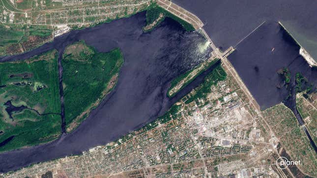 Image for article titled Before and After Satellite Imagery Reveal Extent of Ukraine Dam Collapse
