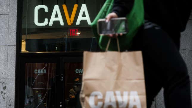 Un client sort d’un restaurant Cava à New York