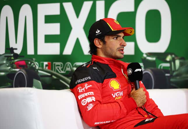 El español Carlos Sainz, segundo clasificado, y Ferrari, hablan con los medios de comunicación en una conferencia de prensa después de la clasificación antes del Gran Premio de F1 de México en el Autódromo Hermanos Rodríguez el 28 de octubre de 2023 en la Ciudad de México, México