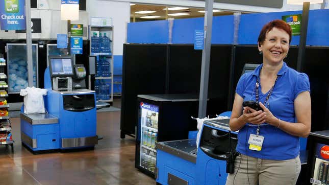 Un caissier dans un supercentre Walmart en Arkansas.