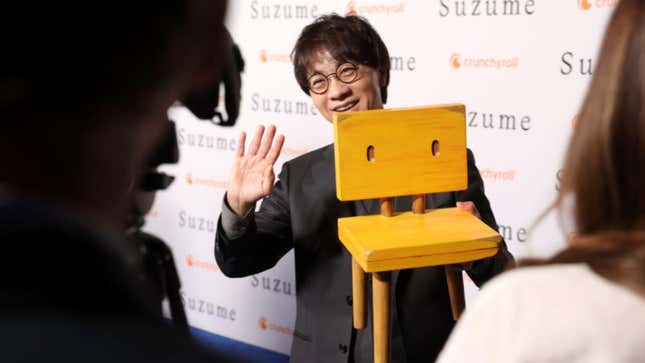 Yönetmen Makoto Shinkai (ve başkan) Suzume'un İngilizce dublajının Los Angeles galasında.