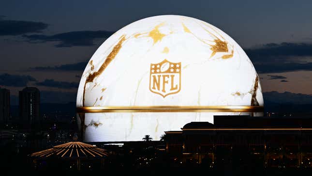 Uma foto do logotipo da NFL exibido no MSG Sphere em Las Vegas.