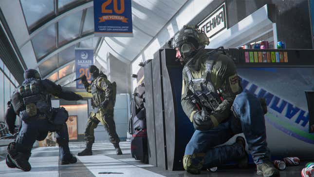 Players face off in the hallway on the Terminal map, with one brandishing a knife. 