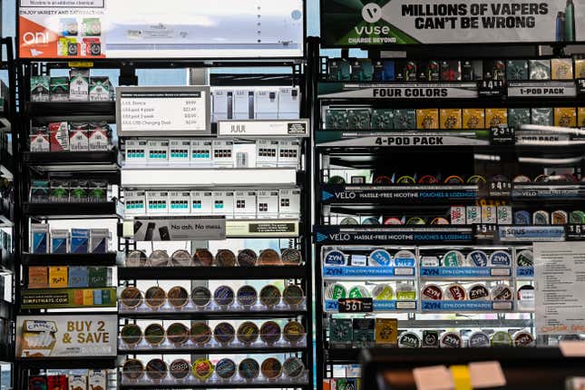 Les produits de cigarettes électroniques sont exposés dans un dépanneur à côté de cigarettes, de cigarettes électroniques et d’autres produits de tabac à chiquer sans fumée.