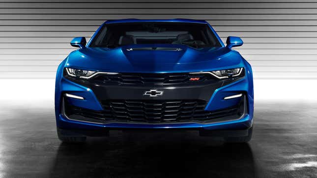 Une Chevrolet Camaro SS bleu foncé vue de face