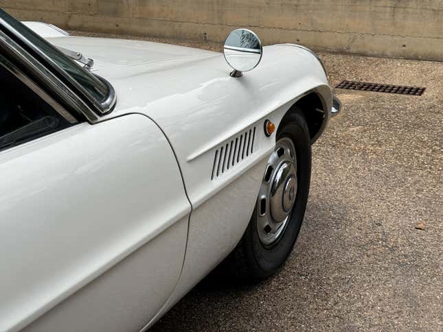 Detail photo of the front fender of a white Mazda Cosmo 110S