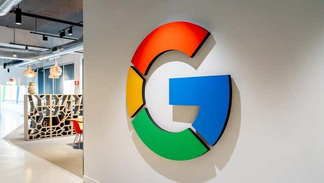 Das Google-Logo an der Wand eines Büros. 
