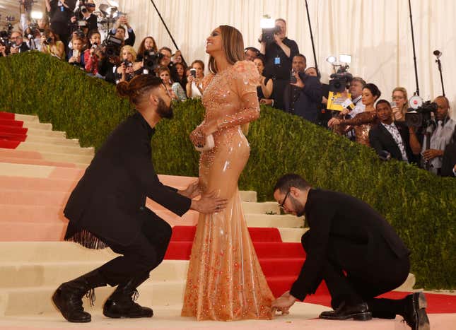 Singer-Songwriter Beyonce Knowles arrives at the Metropolitan Museum of Art Costume Institute Gala (Met Gala) to celebrate the opening of "Manus x Machina: Fashion in an Age of Technology" in the Manhattan borough of New York, May 2, 2016. REUTERS/Lucas Jackson TPX IMAGES OF THE DAY - RTX2CISY