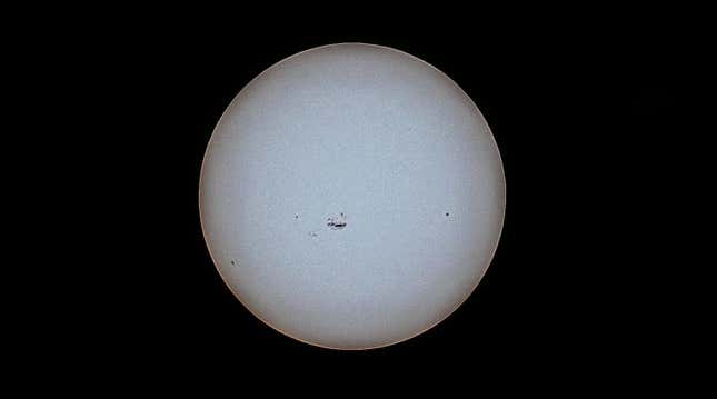مجموعة البقع الشمسية AR357، كما تُرى من خلال تلسكوب Dwarf II في 9 فبراير 2024.