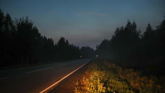 Landstraße bei Nacht