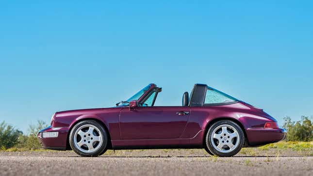 Ein wunderschönes Seitenprofil eines violetten 964 Targa