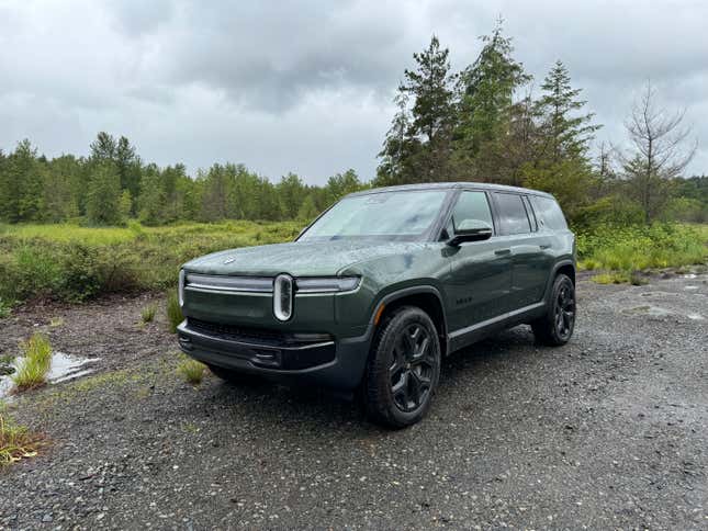 Front 3/4 view of a green Rivian R1S