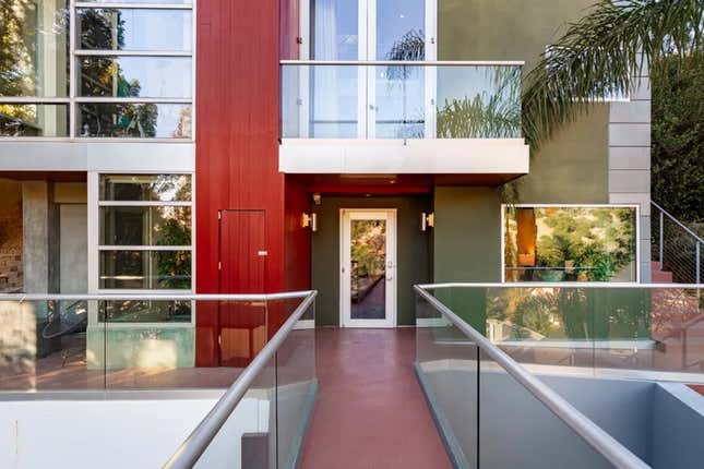 Imagen para el artículo titulado Dentro de la antigua mansión de Chris Brown en Los Ángeles, ¡ahora a la venta!