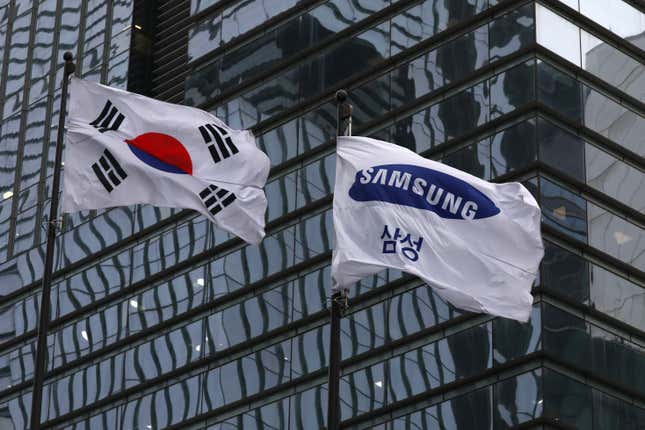  Le drapeau de Samsung flotte à l’extérieur du bureau de l’entreprise