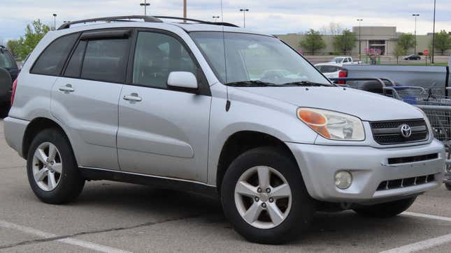 Ein silberner Toyota RAV4 4WD (2004-2005) mit L-Paket, fotografiert in New Castle, Pennsylvania