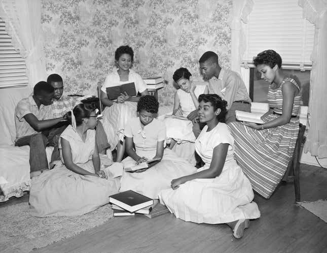 Los “Nueve de Little Rock” forman un grupo de estudio después de que se les impidió ingresar a la escuela secundaria central segregada racialmente de Little Rock, el 13 de septiembre de 1957.
