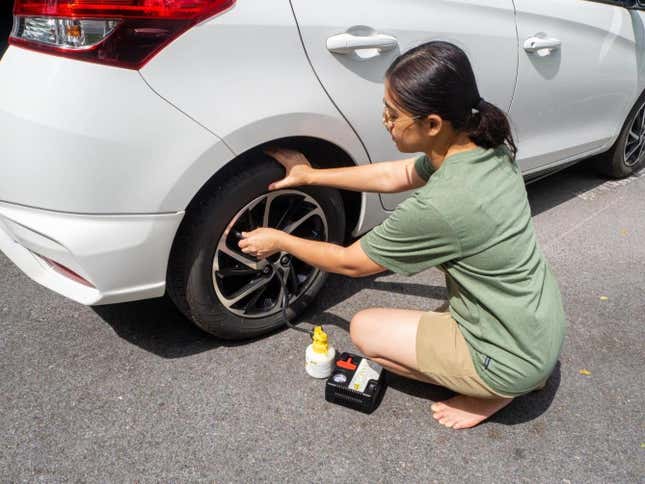 Image for article titled No Spare? No Problem. Here&#39;s What Every Car Should Carry In Case Of A Flat