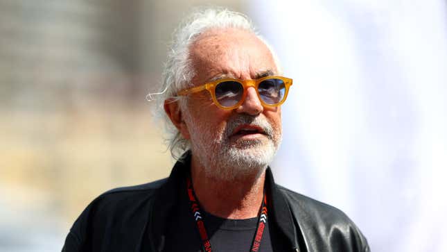 Flavio Briatore camina por el Paddock antes de los entrenamientos finales antes del Gran Premio de F1 de Mónaco en el Circuito de Mónaco el 25 de mayo.  2024 en Monte-Carlo, Mónaco.