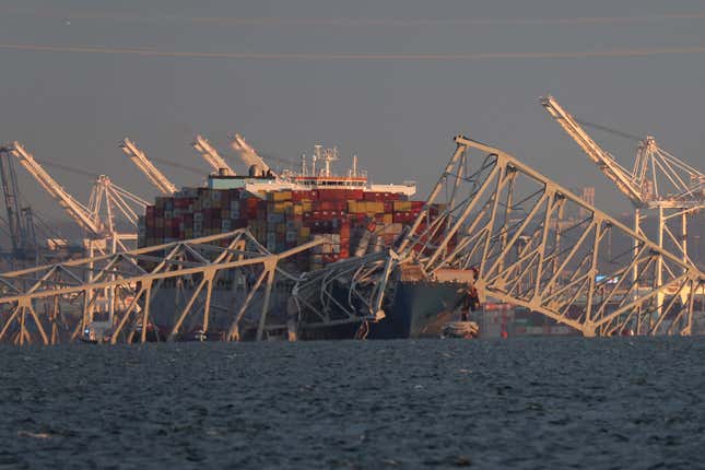 Das Frachtschiff „DALI“ ist zu sehen, nachdem es am 26. März 2024 in Baltimore, Maryland, mit der Francis Scott Key Bridge zusammengestoßen ist und diese zum Einsturz gebracht hat.