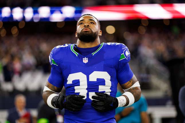 Jamal Adams, n° 33 des Seahawks de Seattle, regarde depuis la ligne de touche avant un match de football de la NFL contre les Cowboys de Dallas au stade AT&amp;T à Arlington, au Texas.