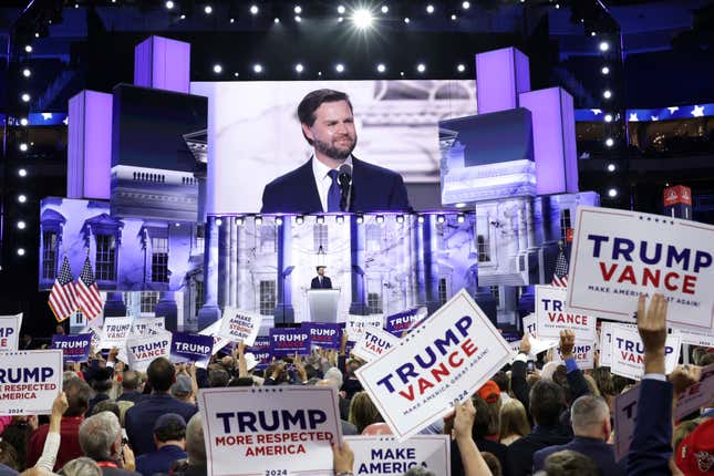 Der republikanische Vizepräsidentschaftskandidat, US-Senator JD Vance (R-OH), spricht am dritten Tag des Republikanischen Nationalkonvents in Milwaukee, Wisconsin, auf der Bühne. Vance nahm am Donnerstag die Nominierung seiner Partei an. 