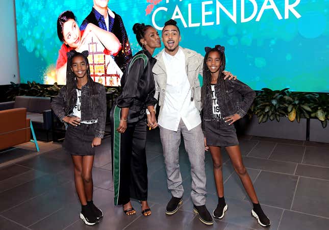 Kim Porter (zweite von links), Quincy Brown (zweite von rechts), D’Lila Star Combs und Jessie James Combs besuchen die Sondervorführung „The Holiday Calendar“ im NETFLIX Icon Building am 30. Oktober 2018 in Los Angeles, Kalifornien. 