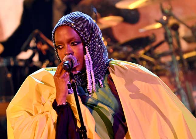 Bild für Artikel mit dem Titel SEHEN SIE: Frau Lauryn Hill begeistert Klassenkameraden mit Überraschungsauftritt beim High-School-Treffen