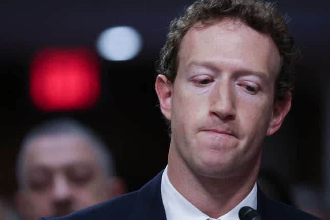 Primer plano del rostro de Mark Zuckerberg, sus labios están fruncidos como si estuviera avergonzado