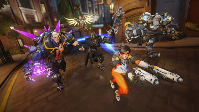 Hazard, Tracer, Reaper, Mercy, Juno, an Reinhardt charge into battle.