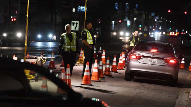 La police du LAPD contrôle les conducteurs à un point de contrôle pour conduite en état d’ivresse à Reseda, Los Angeles, Californie, le 13 avril 2018.