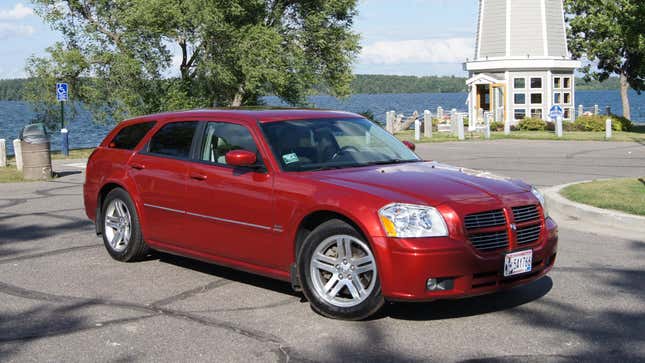  Ein roter 2005 Dodge Magnum