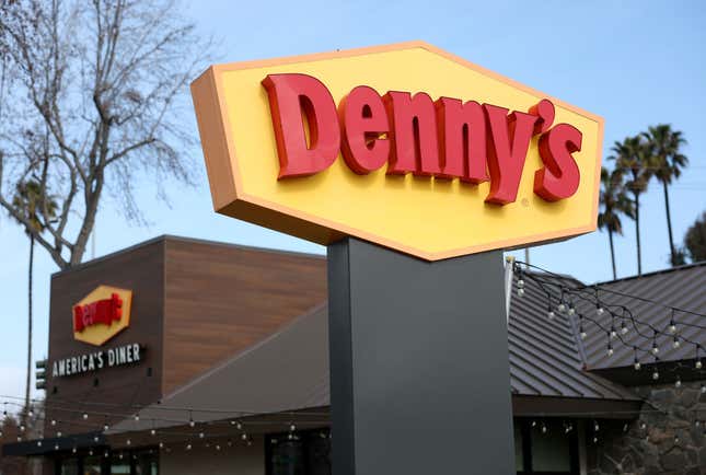 Image for article titled 10 Mother&#39;s Day food and flower deals that there&#39;s still time to grab