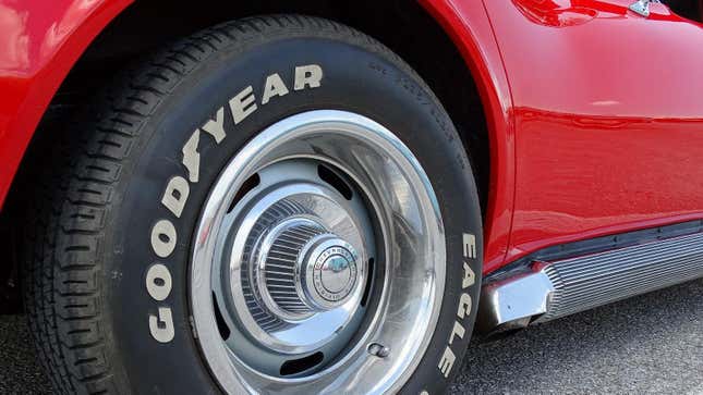 Un neumático Goodyear Eagle montado en un Corvette Stingray 1969