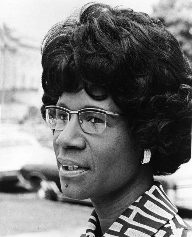 Ein Porträtfoto der afroamerikanischen Pädagogin und US-Kongressabgeordneten Shirley Chisholm, 1973. Chisholm war die erste schwarze Frau, die in den US-Kongress gewählt wurde, und die erste Frau, die 1971 für das Präsidentenamt kandidierte.