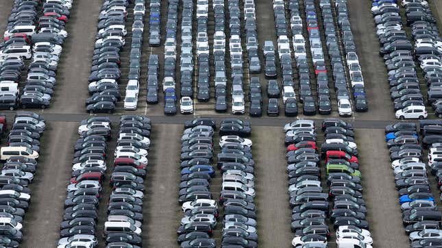 En esta vista aérea, los nuevos automóviles Volkswagen se encuentran almacenados en un estacionamiento el 28 de octubre de 2024 en Lehrte, Alemania.