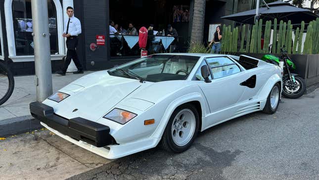 Frontansicht 3/4 eines weißen Lamborghini Countach