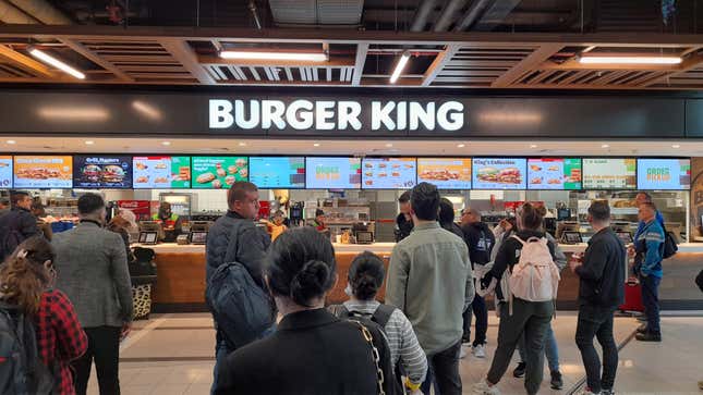 Kunden bei Burger King am Internationalen Flughafen Schiphol in Amsterdam.
