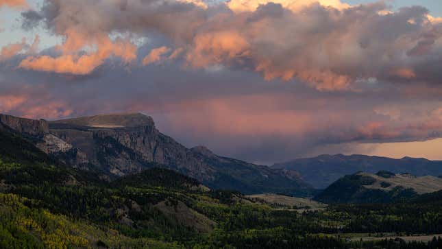 A photo of mountains in Colorado. 