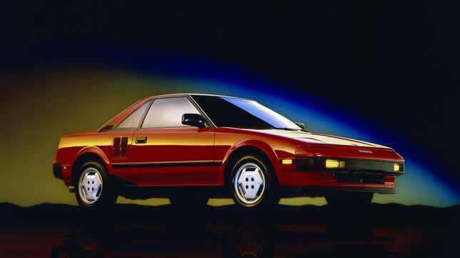 Una foto de un Toyota MR-2 rojo en un estudio. 