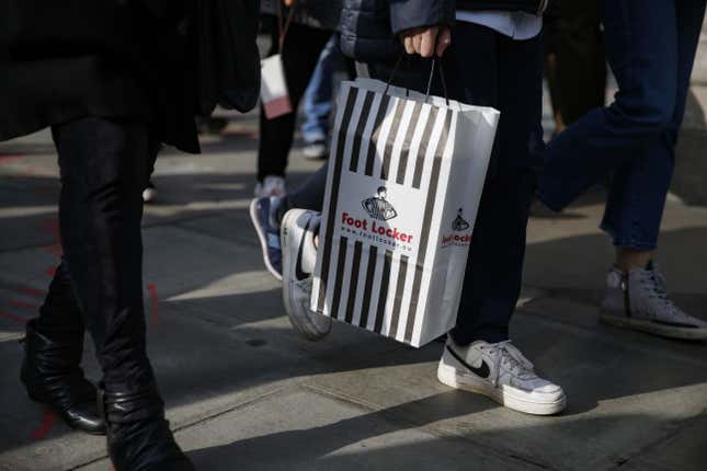 Foot Locker comprend environ 2 500 magasins de détail dans 26 pays. 