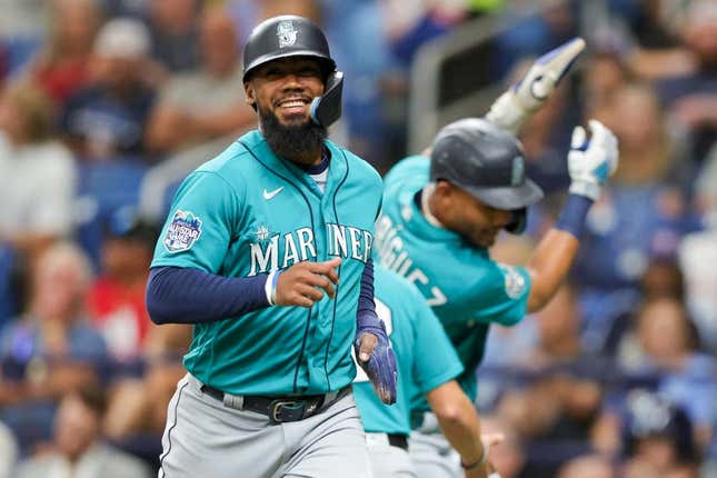 9. September 2023;  St. Petersburg, Florida, USA;  Der rechte Feldspieler der Seattle Mariners, Teoscar Hernandez (35), feiert, nachdem er im ersten Inning im Tropicana Field einen Lauf gegen die Tampa Bay Rays erzielt hat.