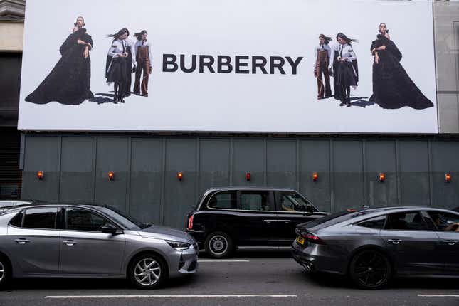 Affiches publicitaires pour la maison de couture Burberry au-dessus des bâtiments de Knightsbridge à Londres, Royaume-Uni. 