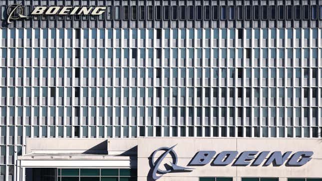 Le logo Boeing sur un bâtiment