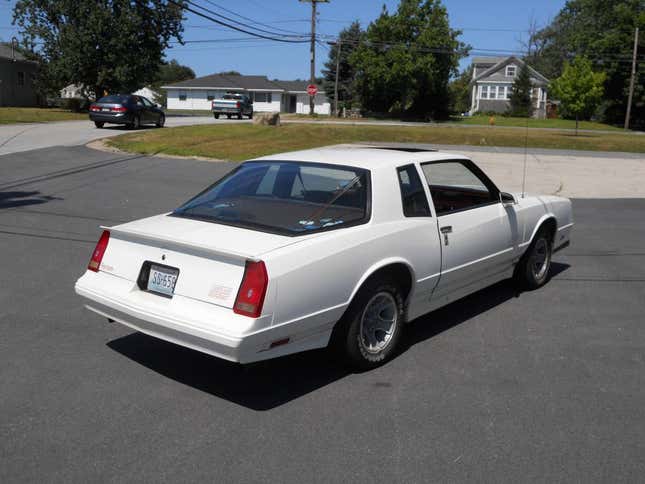 Image de l'article intitulé À 15 500 $, cet aérocoupé Chevy Monte Carlo SS 1987 obtiendra-t-il le drapeau à damier ?