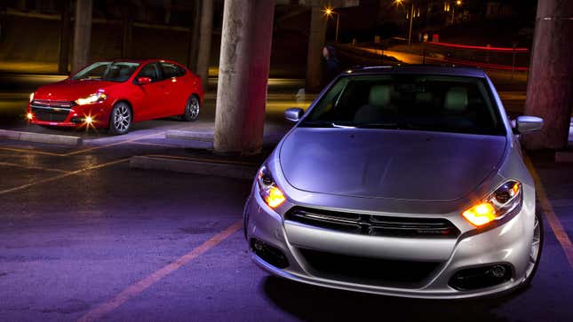 Une photo de deux voitures Dodge Dart dans un parking. 