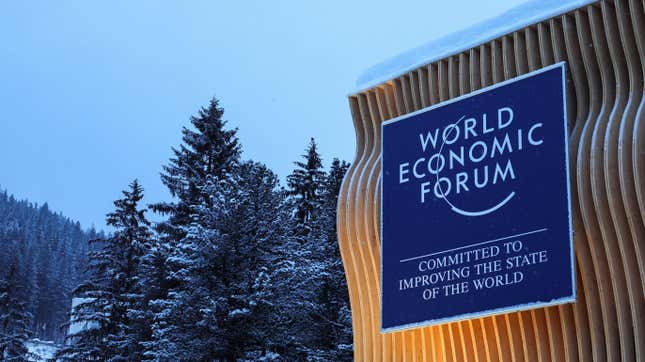 Un cartel del Foro Económico Mundial en el lateral del Centro de Congresos en Davos, Suiza