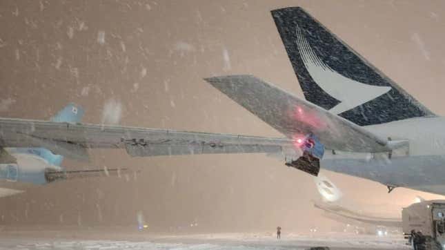 Image for article titled Aircraft Touch Tips During Blizzard At Japanese Airport