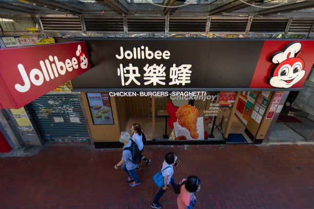 Des piétons passent devant un restaurant Jollibee à Causeway Bay, à Hong Kong. 
