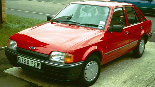 ein roter Ford Escort Mk IV 5-Türer, Baujahr 1990.